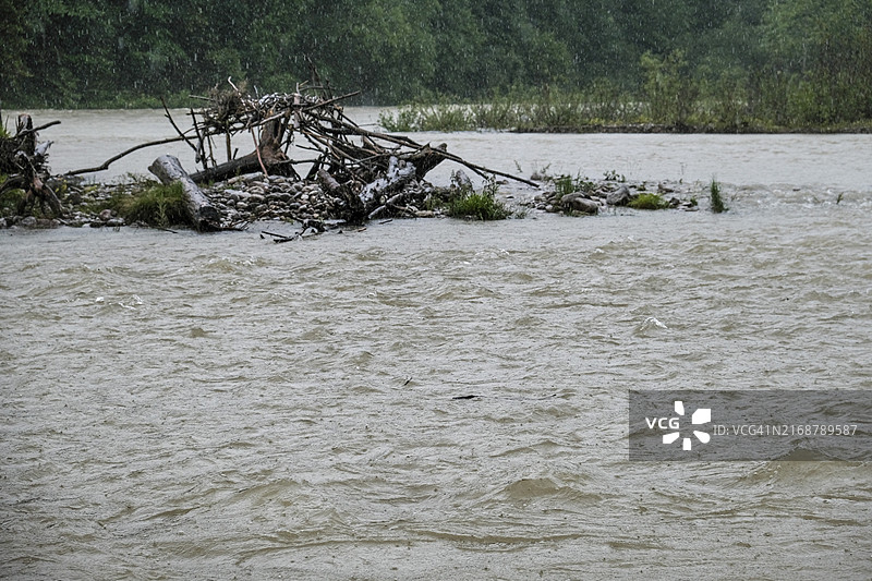 洪水、持续降雨、河流、暴雨、上巴伐利亚、自然灾害、气候变化、环境、河岸、风暴、德国、欧洲图片素材