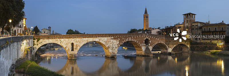 意大利威尼托阿迪杰河谷维罗纳老城，阿迪杰河与石桥图片素材