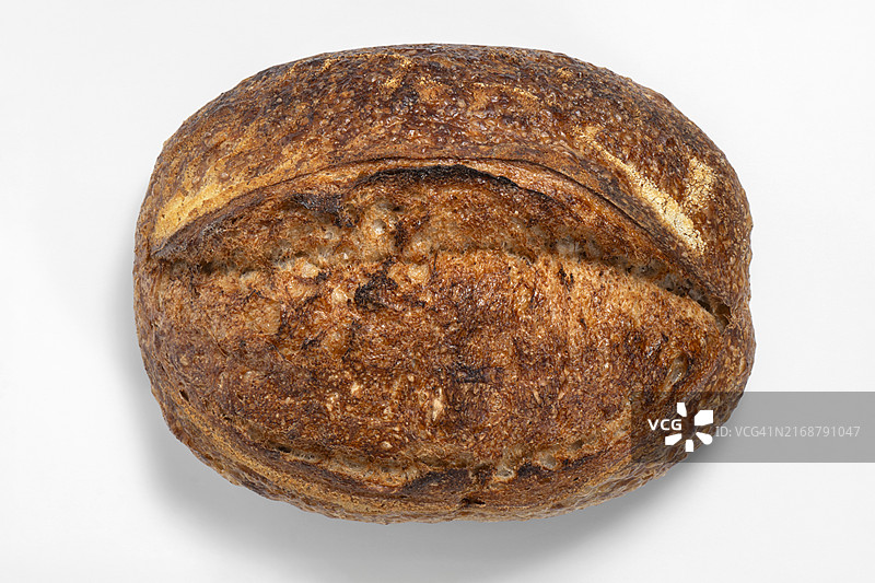 白色背景上的新鲜硬皮酸面包图片素材