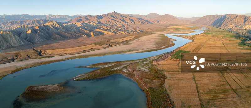 吉尔吉斯斯坦纳伦河与托克托古尔水库日落景观图片素材