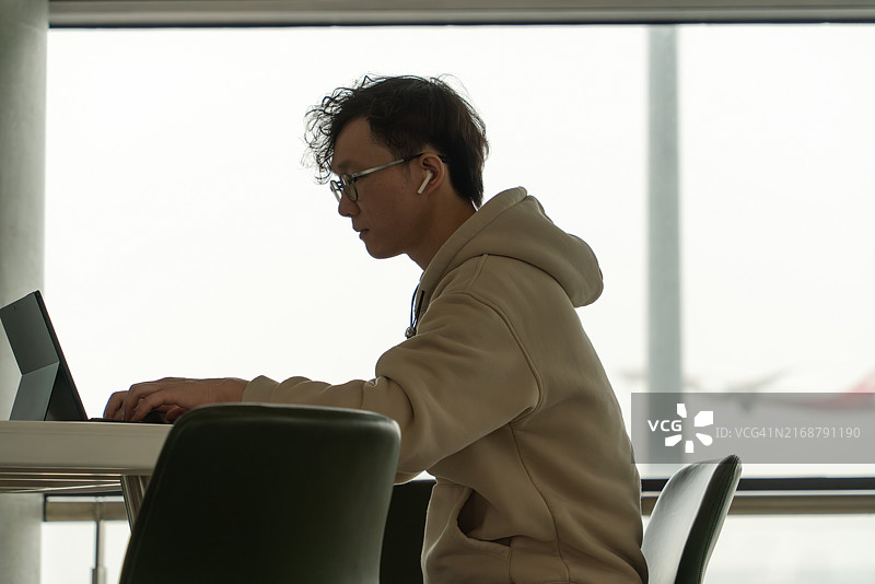 在机场工作的商人图片素材