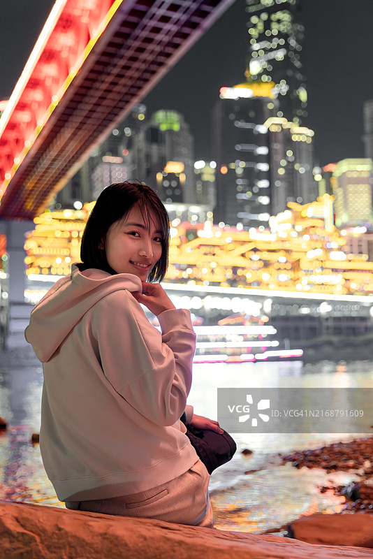 夜晚在重庆的年轻女游客图片素材