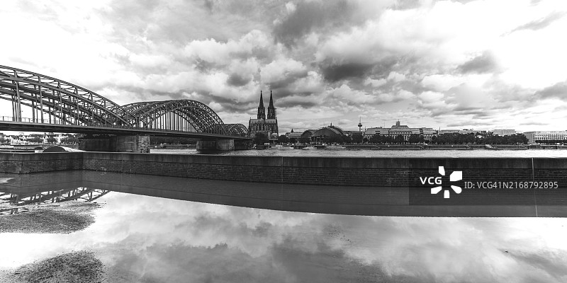 德国科隆霍亨索伦桥、科隆大教堂和中央车站图片素材