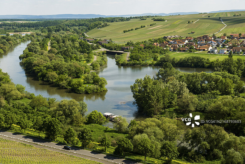 沃尔卡赫附近的美因河畔，位于德国巴伐利亚州弗兰肯地区图片素材