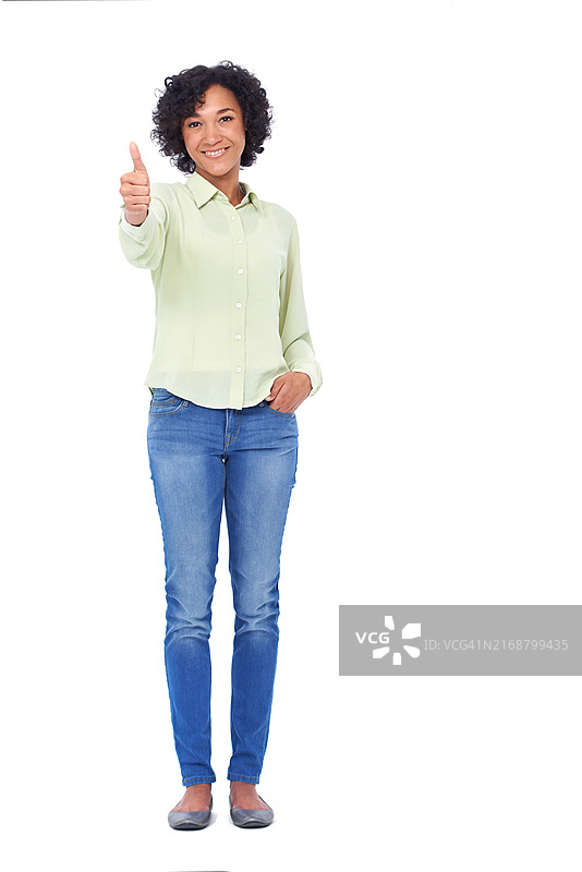 竖起大拇指，微笑的女人在样机中进行促销，表示赞同图片素材