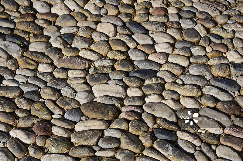 罗德岛老城区骑士街，铺满彩色鹅卵石区域的特写图片素材
