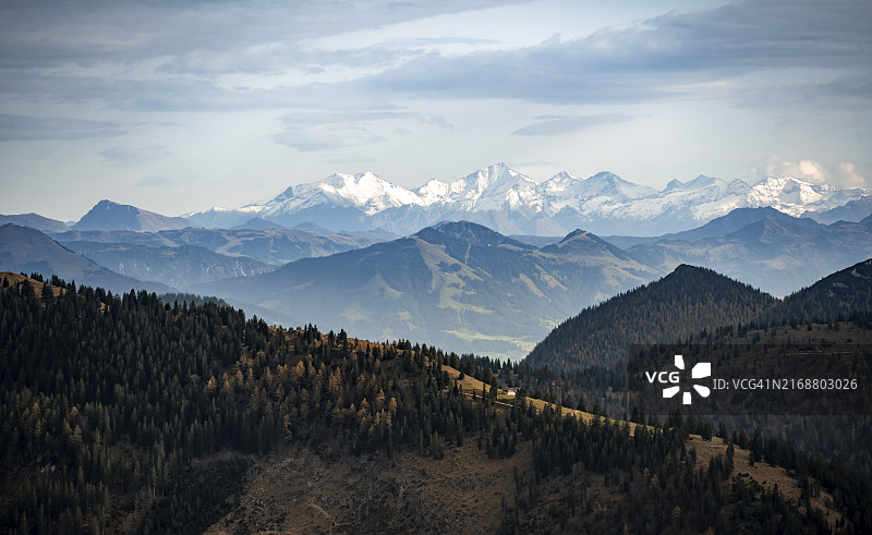 从奥地利辛德，巴伐利亚阿尔卑斯山脉，芒法尔山脉看阿尔卑斯山麓和阿尔卑斯山主山脊，德国巴伐利亚州，欧洲图片素材
