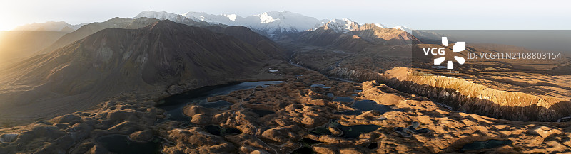 吉尔吉斯斯坦帕米尔高原列宁峰日出全景图片素材