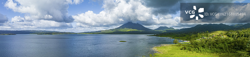 哥斯达黎加蓬塔雷纳斯阿雷纳尔火山和阿雷纳尔湖全景航拍图片素材