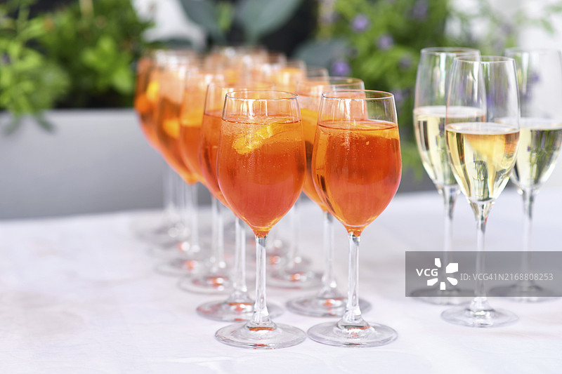 婚礼餐厅桌上的橙色斯普利兹鸡尾酒图片素材