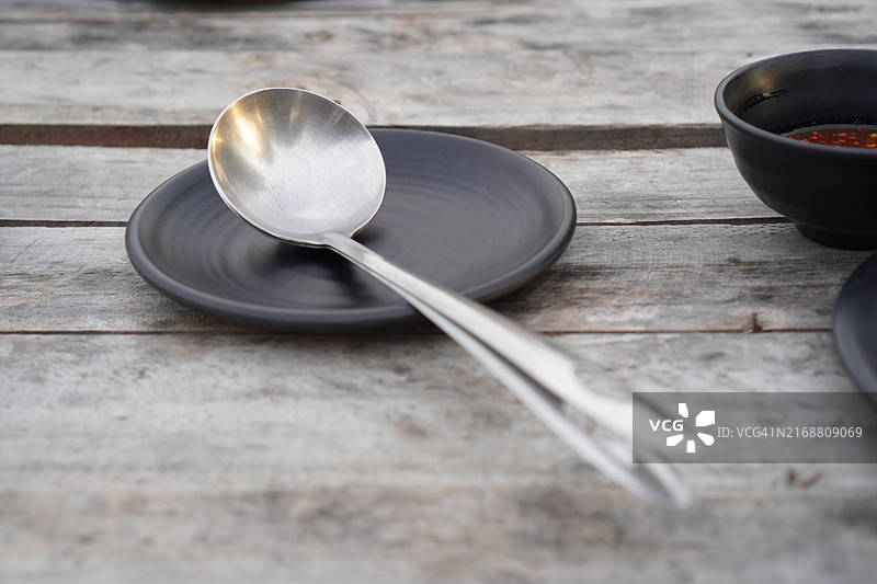 黑色盘子上的勺子图片素材