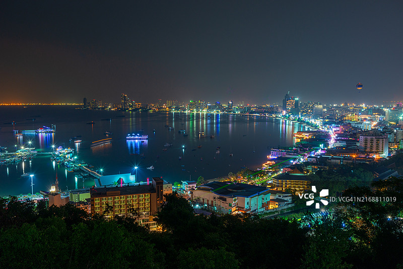日落时芭堤雅海湾的高角度全景，春武里府著名海滨城镇图片素材