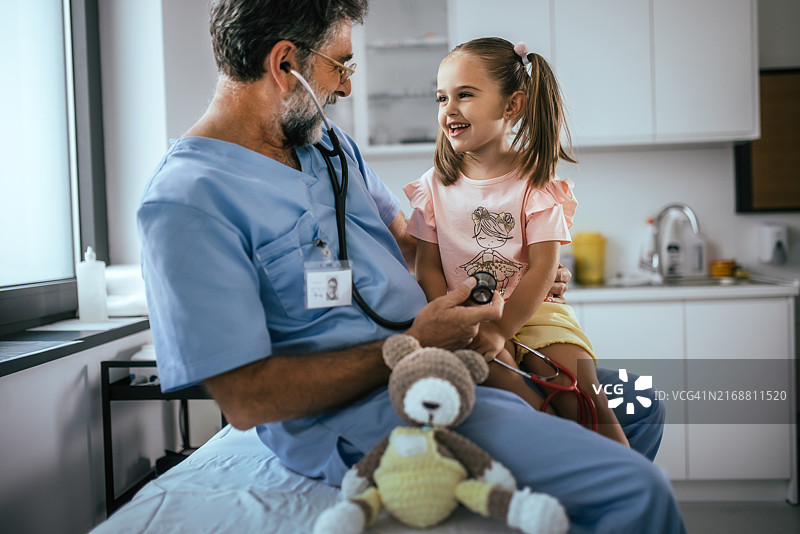 男儿科医生为小女孩检查图片素材
