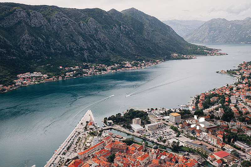 黑山科托尔老城和科托尔湾鸟瞰图，热门旅游目的地图片素材