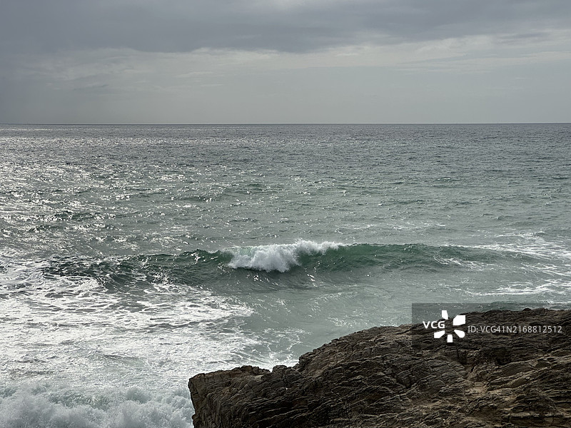 法国基伯龙半岛狂野海岸的海浪拍打岩石图片素材