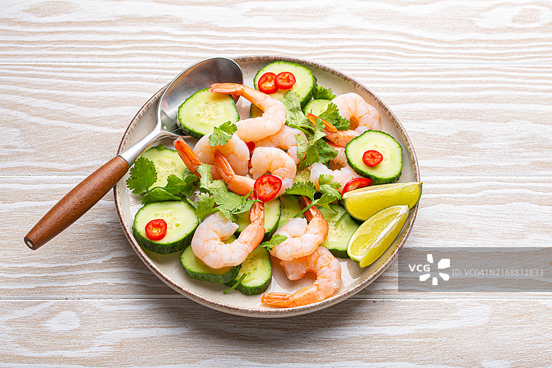 美味的鲜虾沙拉，配黄瓜、酸橙和香菜图片素材