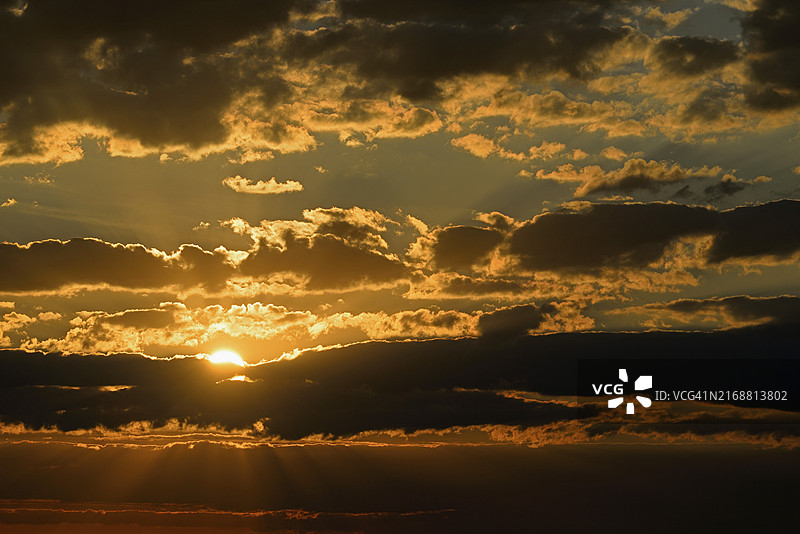 德国北莱茵-威斯特法伦州的低云日出图片素材