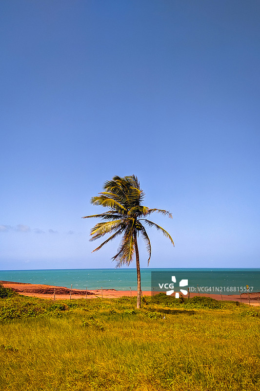 湛蓝的天空衬托着美丽的海景图片素材