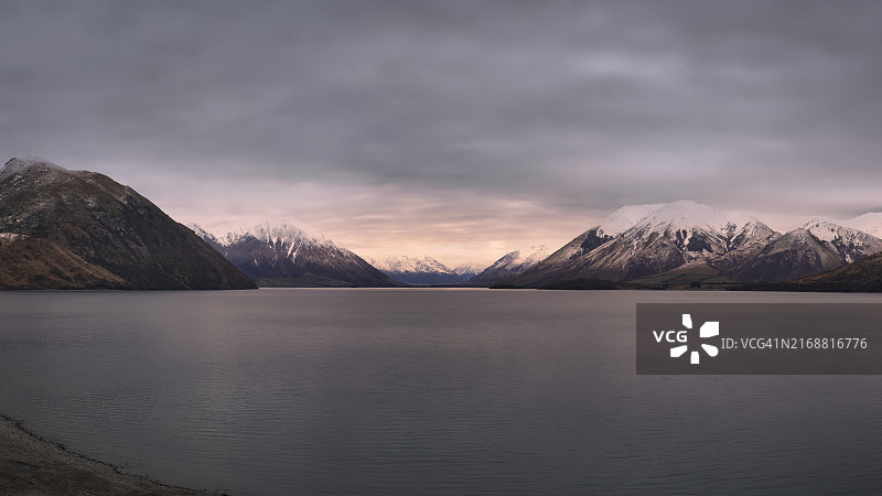 日落时雪山映衬天空的美景图片素材