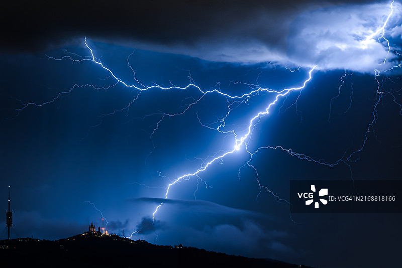 低角度拍摄的空中闪电图片素材