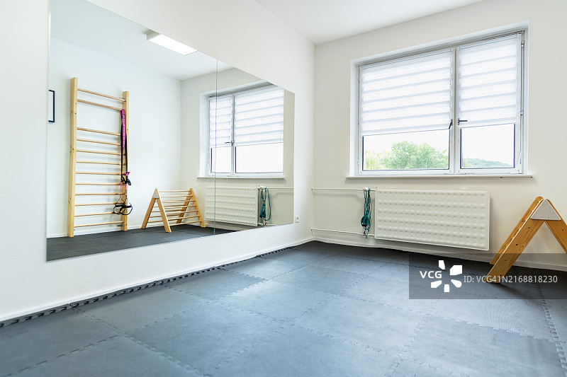 带有木制锻炼工具的空物理治疗室图片素材