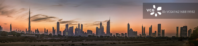 迪拜夜幕降临天际线全景图图片素材