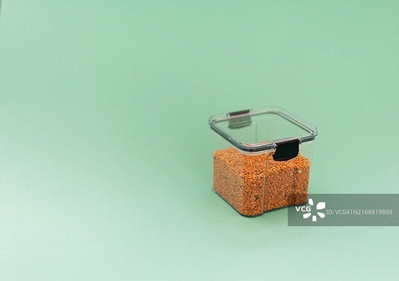 透明容器中的红扁豆图片素材