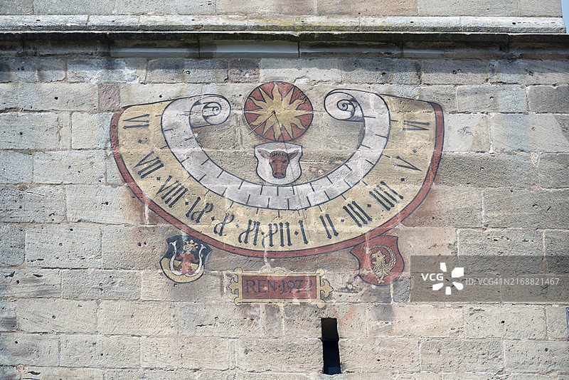 哥特式圣玛丽教堂外墙上的历史日晷，位于德国巴伐利亚州中弗兰肯的卡尔本施泰因贝格图片素材