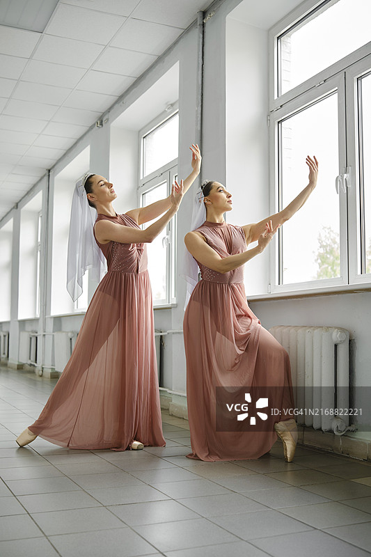 两名芭蕾舞演员在走廊里排练图片素材