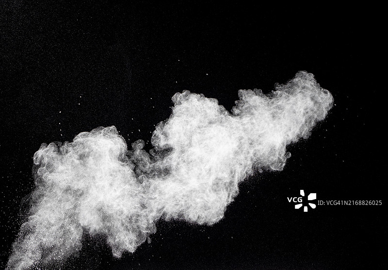 黑色背景上弥漫的白色烟雾图片素材