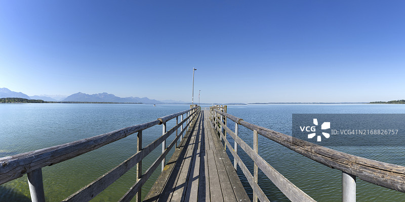 德国巴伐利亚州基明，基姆湖的木制码头和登陆台图片素材