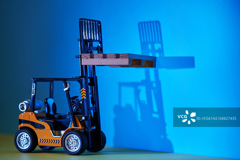 蓝色背景桌上的玩具拖拉机特写图片素材