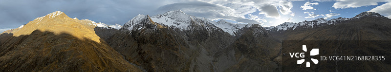奥地利蒂罗尔州文特山中小屋山区晚霞全景照片图片素材