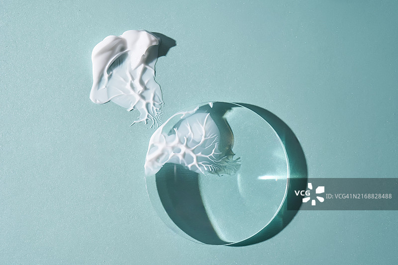 蓝色背景上破损的假牙特写图片素材