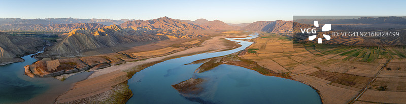 吉尔吉斯斯坦纳伦河与托克托古尔水库日落景观图片素材