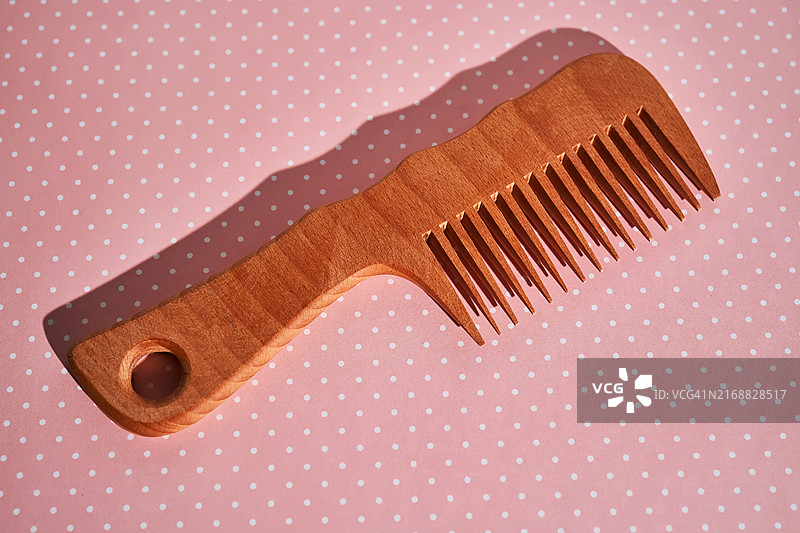 桌子上梳子和织物的高角度视图图片素材