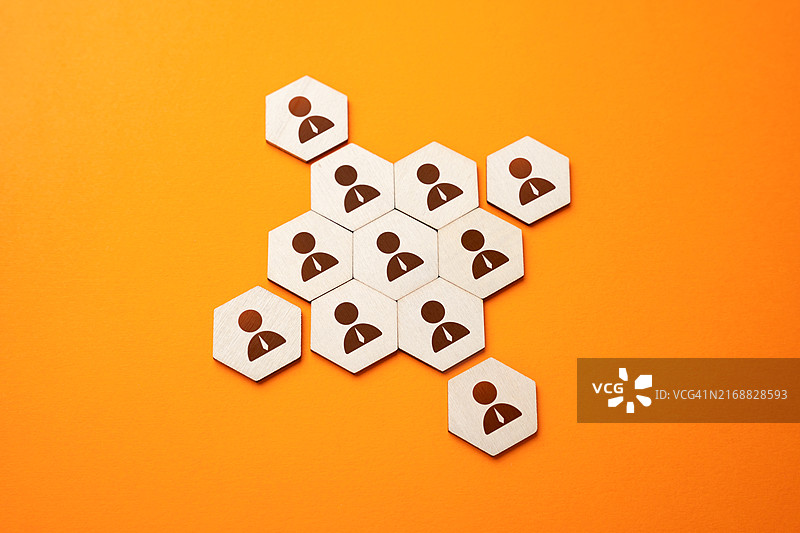 黄色背景上的拼图碎片特写图片素材