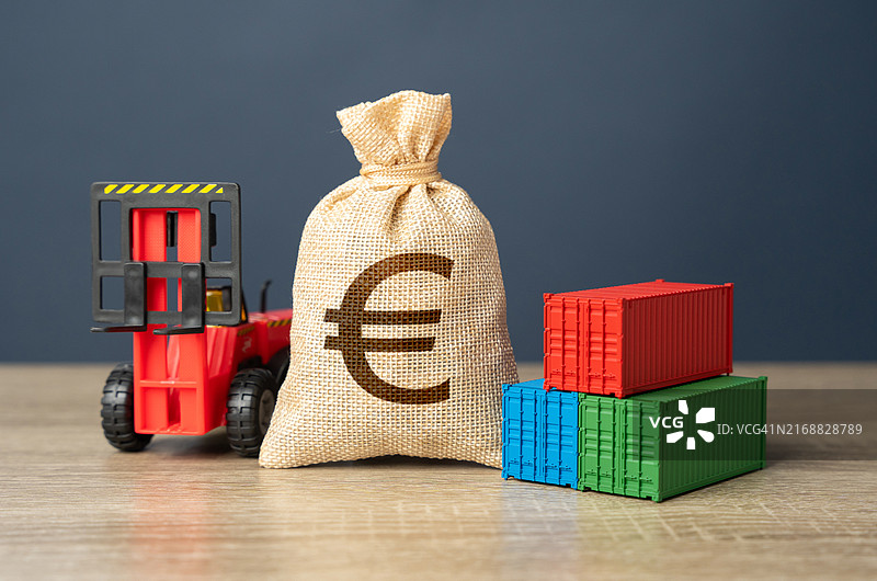 桌子上带有硬币和玩具车的玩具特写图片素材