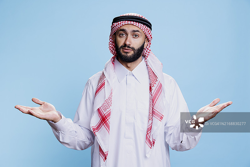 穿着穆斯林长袍耸肩的男人图片素材