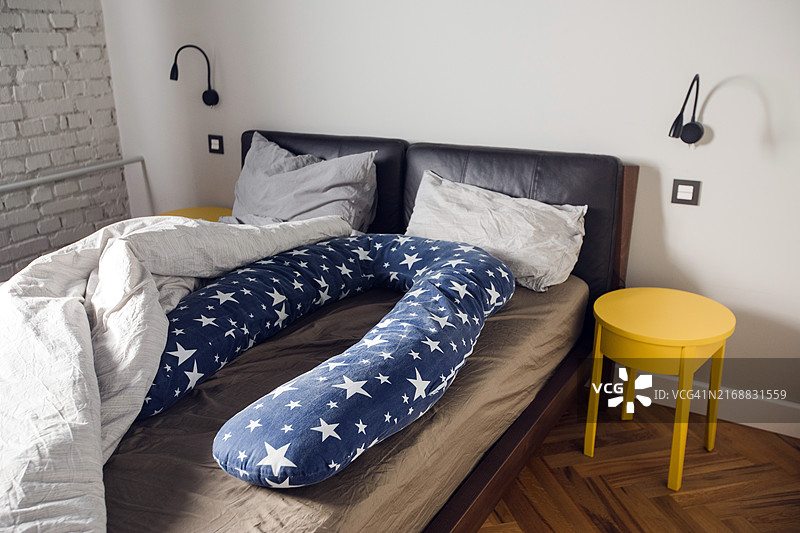 家中带靠垫的床高角度景观图片素材