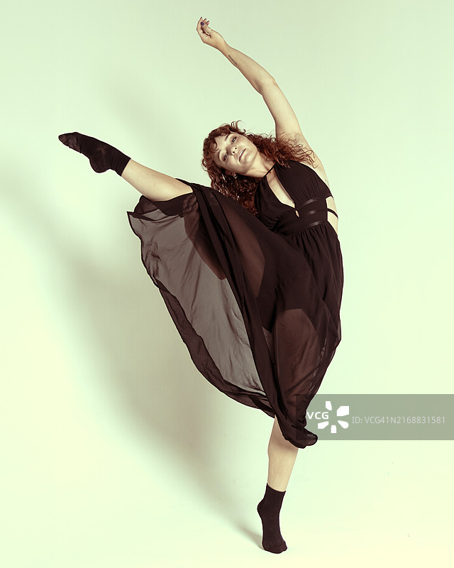 在美国伊利诺伊州芝加哥市，年轻女子靠墙跳舞图片素材