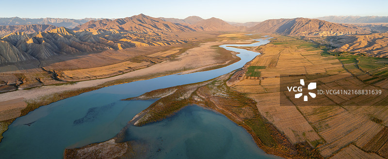 吉尔吉斯斯坦纳伦河与托克托古尔水库日落景观图片素材