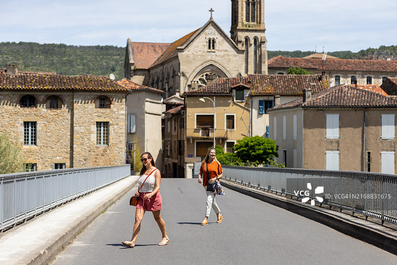 乡村小桥行走图片素材