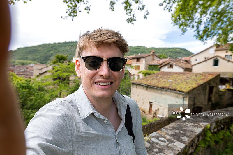 在法国屋顶前自拍图片素材