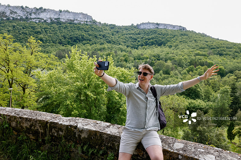 美丽风景中的快乐自拍图片素材