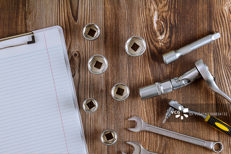 用于维修的扳手套装和螺旋记事本图片素材
