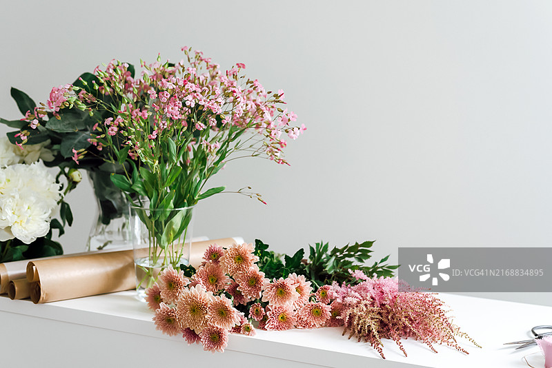 摆满鲜花的花店里的桌面图片素材