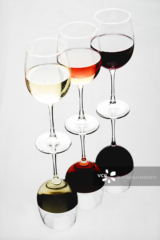 白色背景下的葡萄酒杯特写，美国新泽西州怀特豪斯图片素材