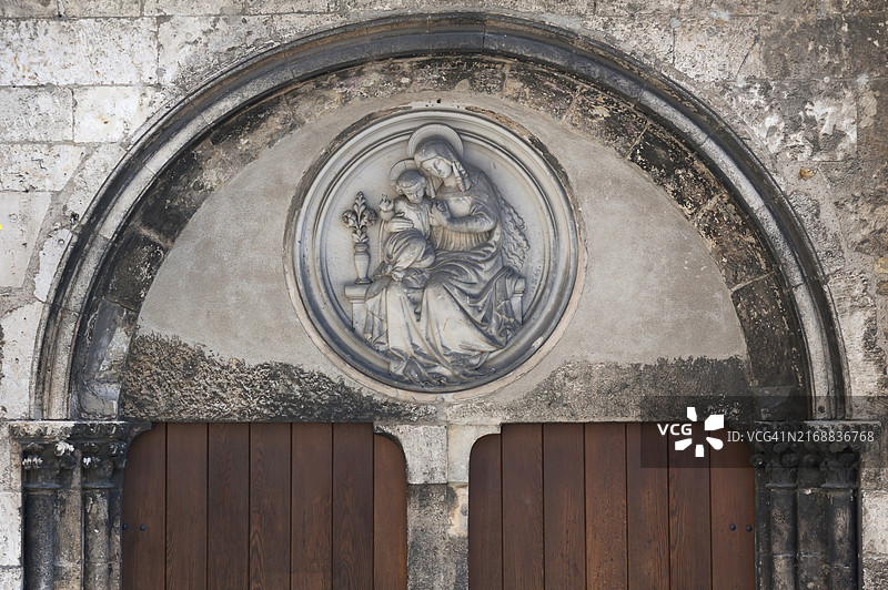 圣乌尔里希前主教座堂的玛丽与圣子浮雕,16世纪,现为博物馆,德国巴伐利亚州雷根斯堡图片素材
