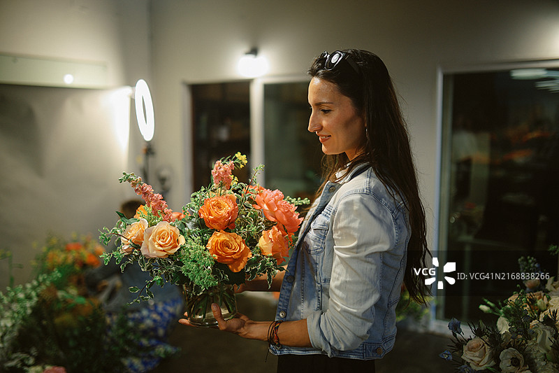 女人在加利福尼亚州圣莫尼卡的工作室里整理鲜花图片素材